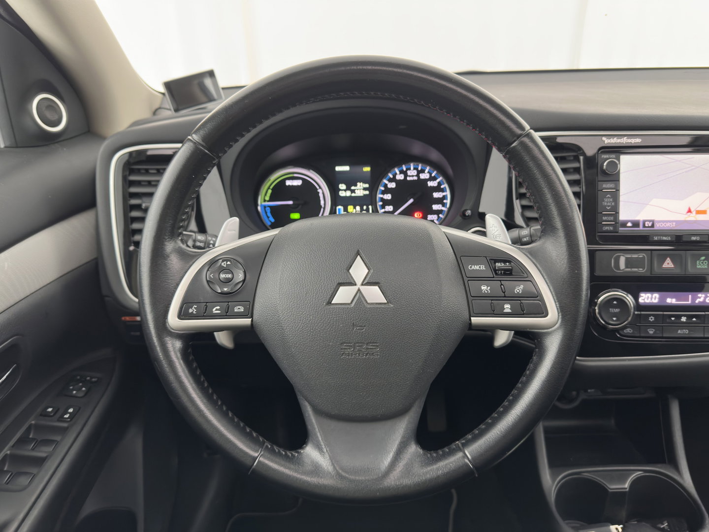 Mitsubishi Outlander 2.0 PHEV instyle Aut. *PANO | LEATHER | XENON | NAVI-FULLMAP | KEYLESS | CAMERA | HEATED-COMFORTSEATS | ECC | SHIFTPADDELS | PDC | CRUISE | DAB | PRIVACY-GLASS | ROCKFORD-AUDIO | LANE-ASSIST | TOWBAR | 18"ALU