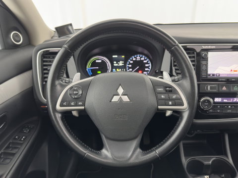 Mitsubishi Outlander 2.0 PHEV instyle Aut. *PANO | LEATHER | XENON | NAVI-FULLMAP | KEYLESS | CAMERA | HEATED-COMFORTSEATS | ECC | SHIFTPADDELS | PDC | CRUISE | DAB | PRIVACY-GLASS | ROCKFORD-AUDIO | LANE-ASSIST | TOWBAR | 18"ALU