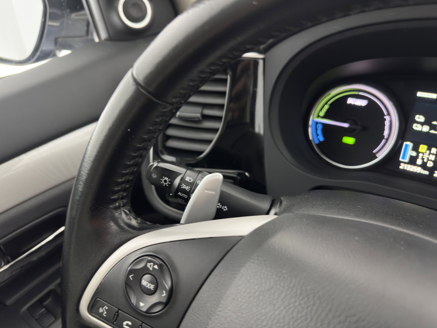 Mitsubishi Outlander 2.0 PHEV instyle Aut. *PANO | LEATHER | XENON | NAVI-FULLMAP | KEYLESS | CAMERA | HEATED-COMFORTSEATS | ECC | SHIFTPADDELS | PDC | CRUISE | DAB | PRIVACY-GLASS | ROCKFORD-AUDIO | LANE-ASSIST | TOWBAR | 18"ALU