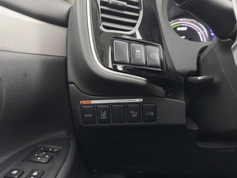Mitsubishi Outlander 2.0 PHEV instyle Aut. *PANO | LEATHER | XENON | NAVI-FULLMAP | KEYLESS | CAMERA | HEATED-COMFORTSEATS | ECC | SHIFTPADDELS | PDC | CRUISE | DAB | PRIVACY-GLASS | ROCKFORD-AUDIO | LANE-ASSIST | TOWBAR | 18"ALU