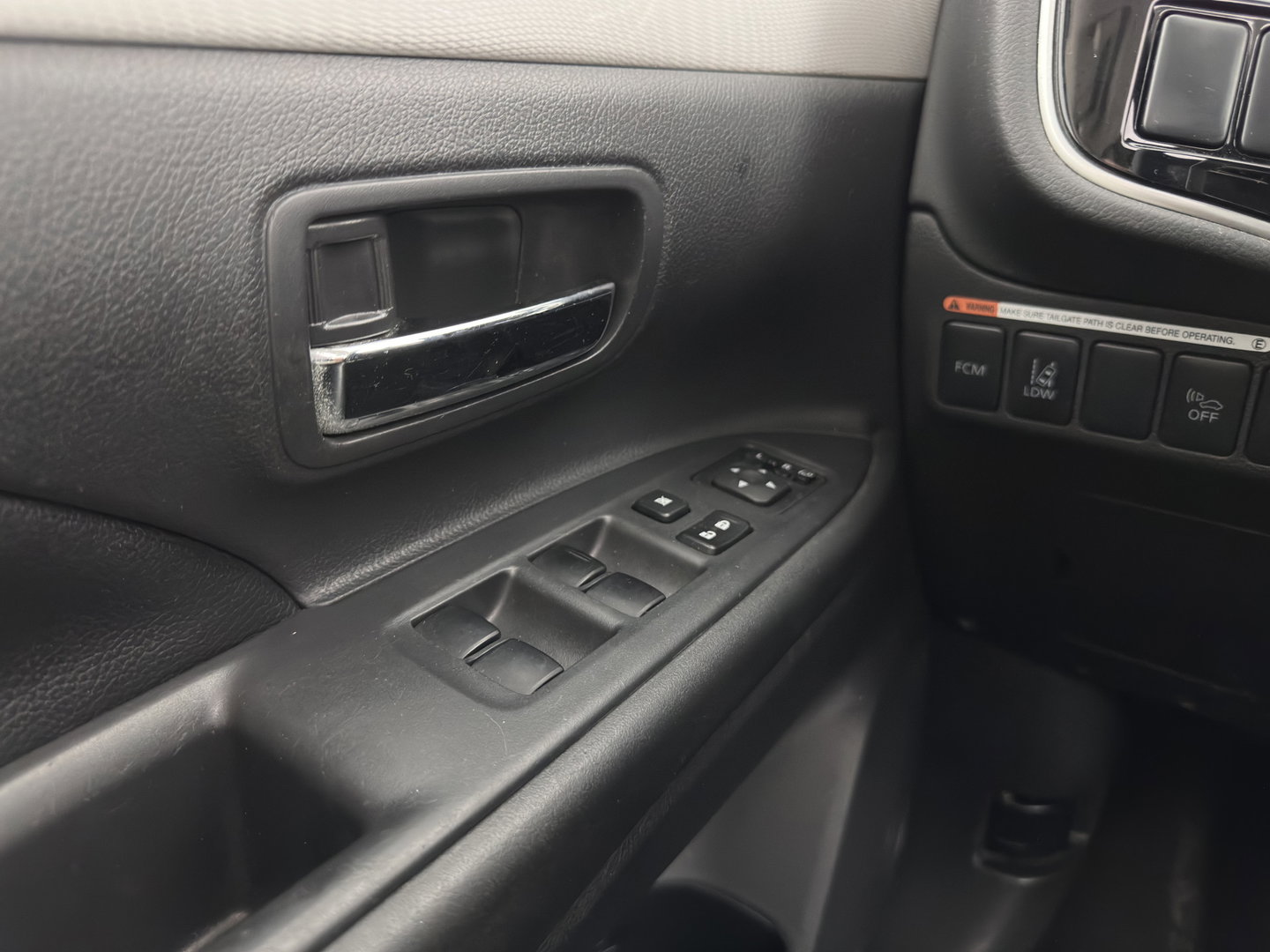 Mitsubishi Outlander 2.0 PHEV instyle Aut. *PANO | LEATHER | XENON | NAVI-FULLMAP | KEYLESS | CAMERA | HEATED-COMFORTSEATS | ECC | SHIFTPADDELS | PDC | CRUISE | DAB | PRIVACY-GLASS | ROCKFORD-AUDIO | LANE-ASSIST | TOWBAR | 18"ALU