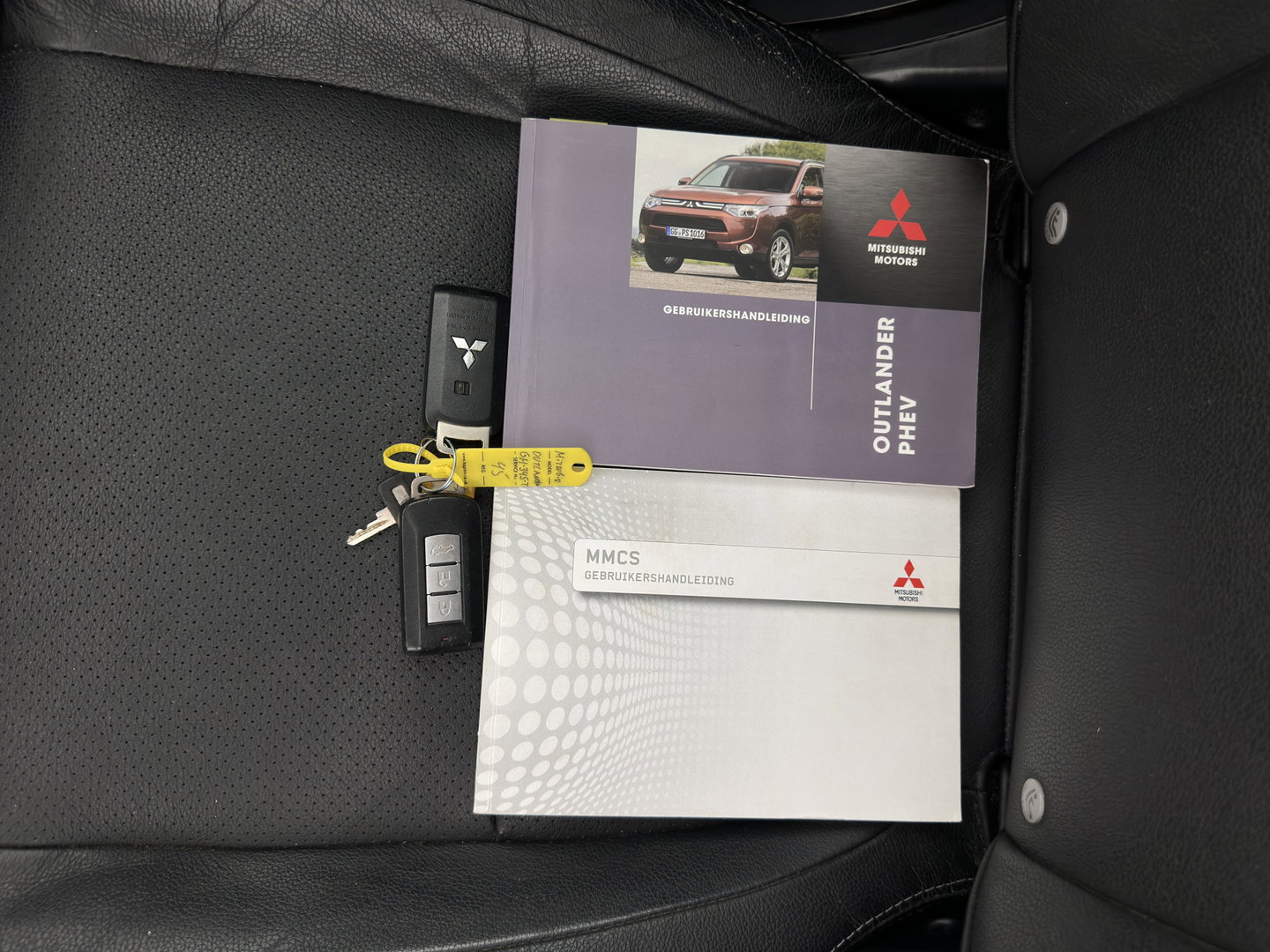 Mitsubishi Outlander 2.0 PHEV instyle Aut. *PANO | LEATHER | XENON | NAVI-FULLMAP | KEYLESS | CAMERA | HEATED-COMFORTSEATS | ECC | SHIFTPADDELS | PDC | CRUISE | DAB | PRIVACY-GLASS | ROCKFORD-AUDIO | LANE-ASSIST | TOWBAR | 18"ALU