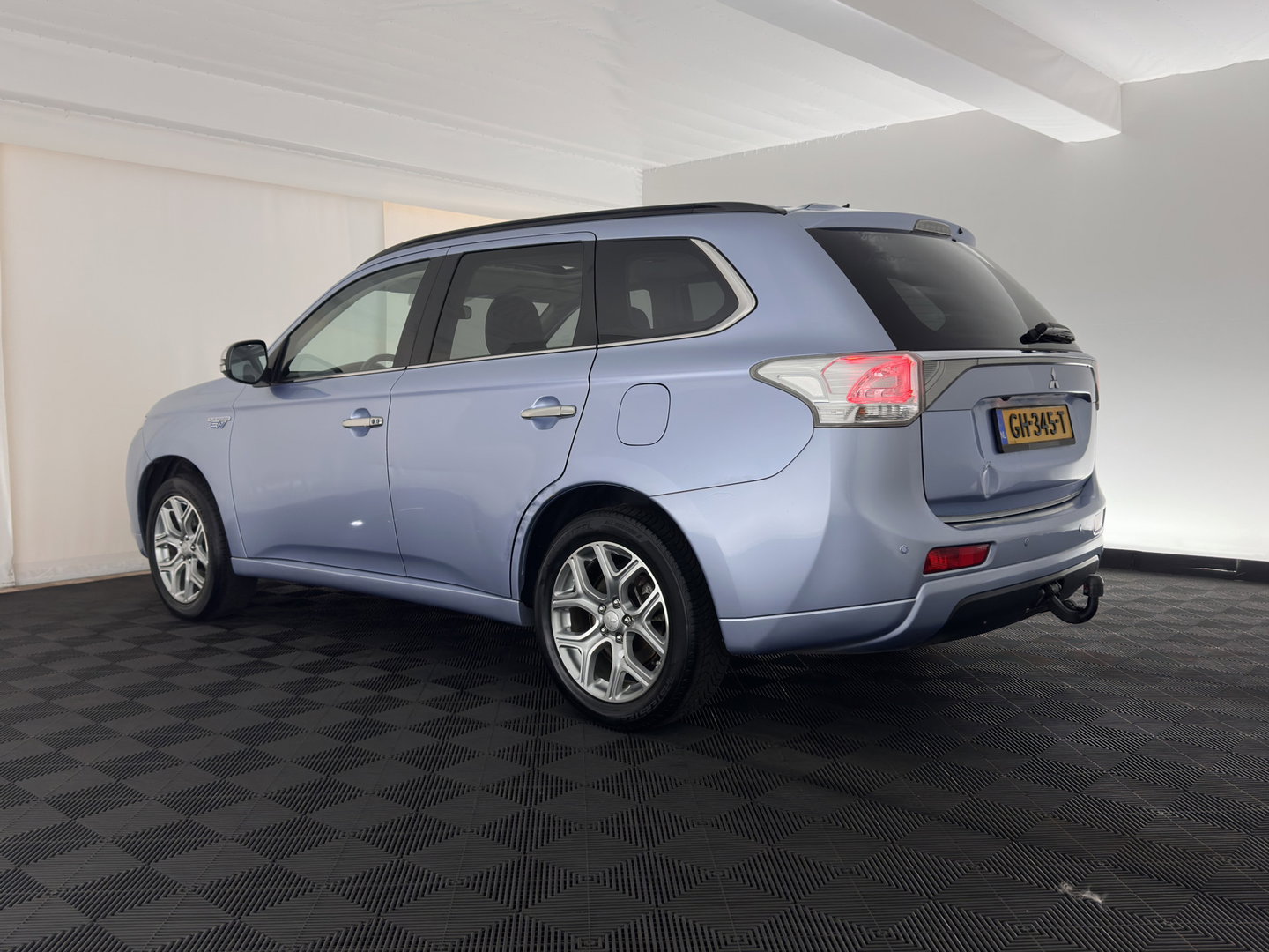 Mitsubishi Outlander 2.0 PHEV instyle Aut. *PANO | LEATHER | XENON | NAVI-FULLMAP | KEYLESS | CAMERA | HEATED-COMFORTSEATS | ECC | SHIFTPADDELS | PDC | CRUISE | DAB | PRIVACY-GLASS | ROCKFORD-AUDIO | LANE-ASSIST | TOWBAR | 18"ALU