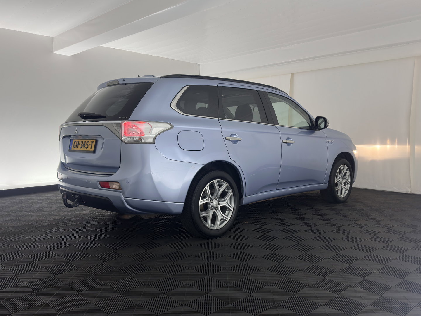 Mitsubishi Outlander 2.0 PHEV instyle Aut. *PANO | LEATHER | XENON | NAVI-FULLMAP | KEYLESS | CAMERA | HEATED-COMFORTSEATS | ECC | SHIFTPADDELS | PDC | CRUISE | DAB | PRIVACY-GLASS | ROCKFORD-AUDIO | LANE-ASSIST | TOWBAR | 18"ALU