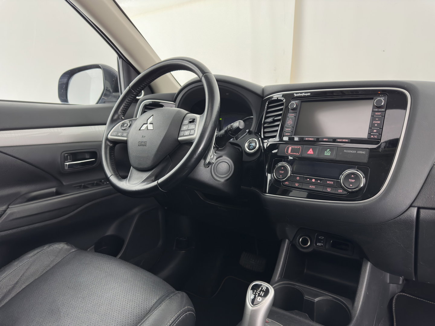 Mitsubishi Outlander 2.0 PHEV instyle Aut. *PANO | LEATHER | XENON | NAVI-FULLMAP | KEYLESS | CAMERA | HEATED-COMFORTSEATS | ECC | SHIFTPADDELS | PDC | CRUISE | DAB | PRIVACY-GLASS | ROCKFORD-AUDIO | LANE-ASSIST | TOWBAR | 18"ALU
