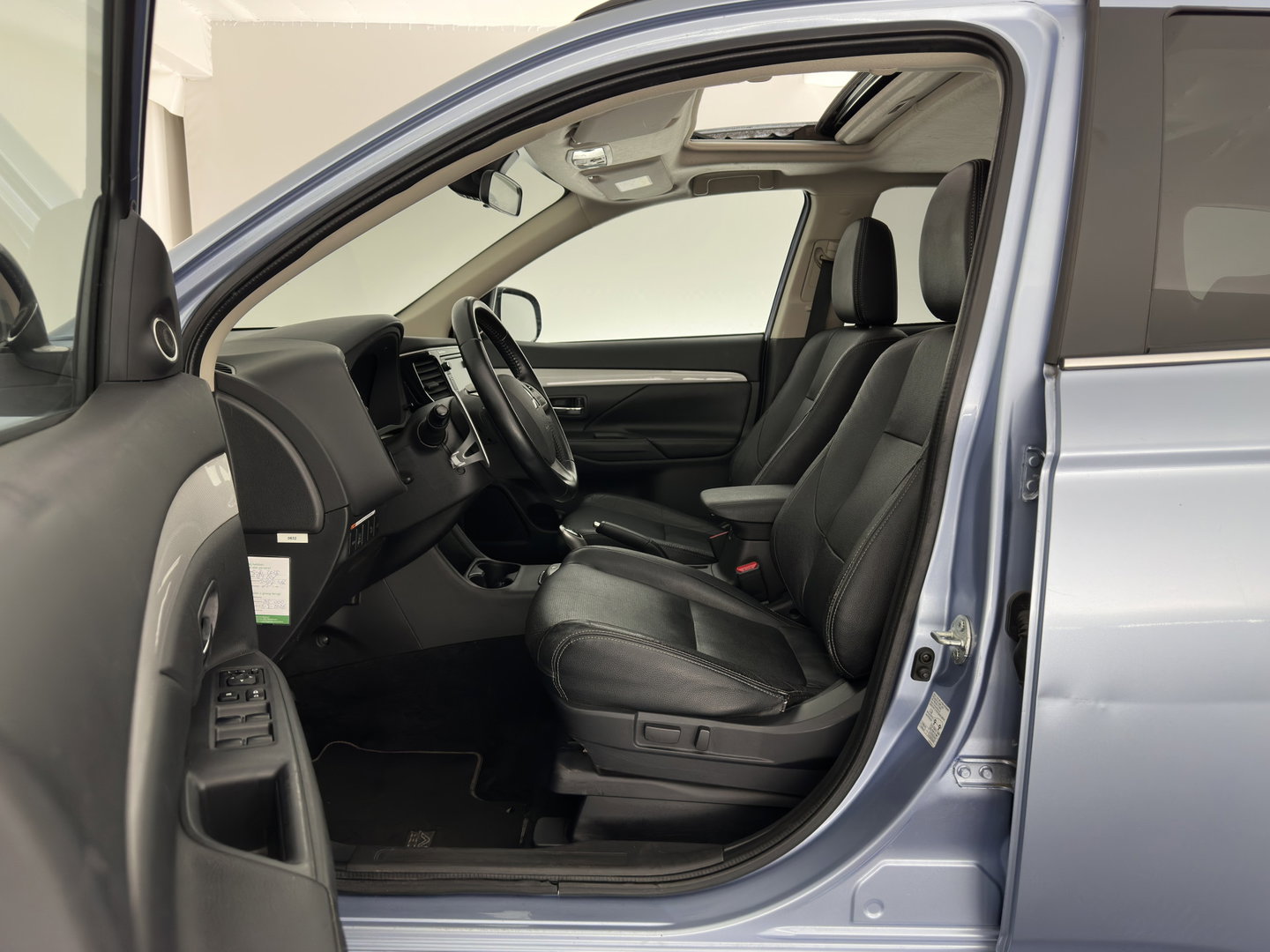Mitsubishi Outlander 2.0 PHEV instyle Aut. *PANO | LEATHER | XENON | NAVI-FULLMAP | KEYLESS | CAMERA | HEATED-COMFORTSEATS | ECC | SHIFTPADDELS | PDC | CRUISE | DAB | PRIVACY-GLASS | ROCKFORD-AUDIO | LANE-ASSIST | TOWBAR | 18"ALU