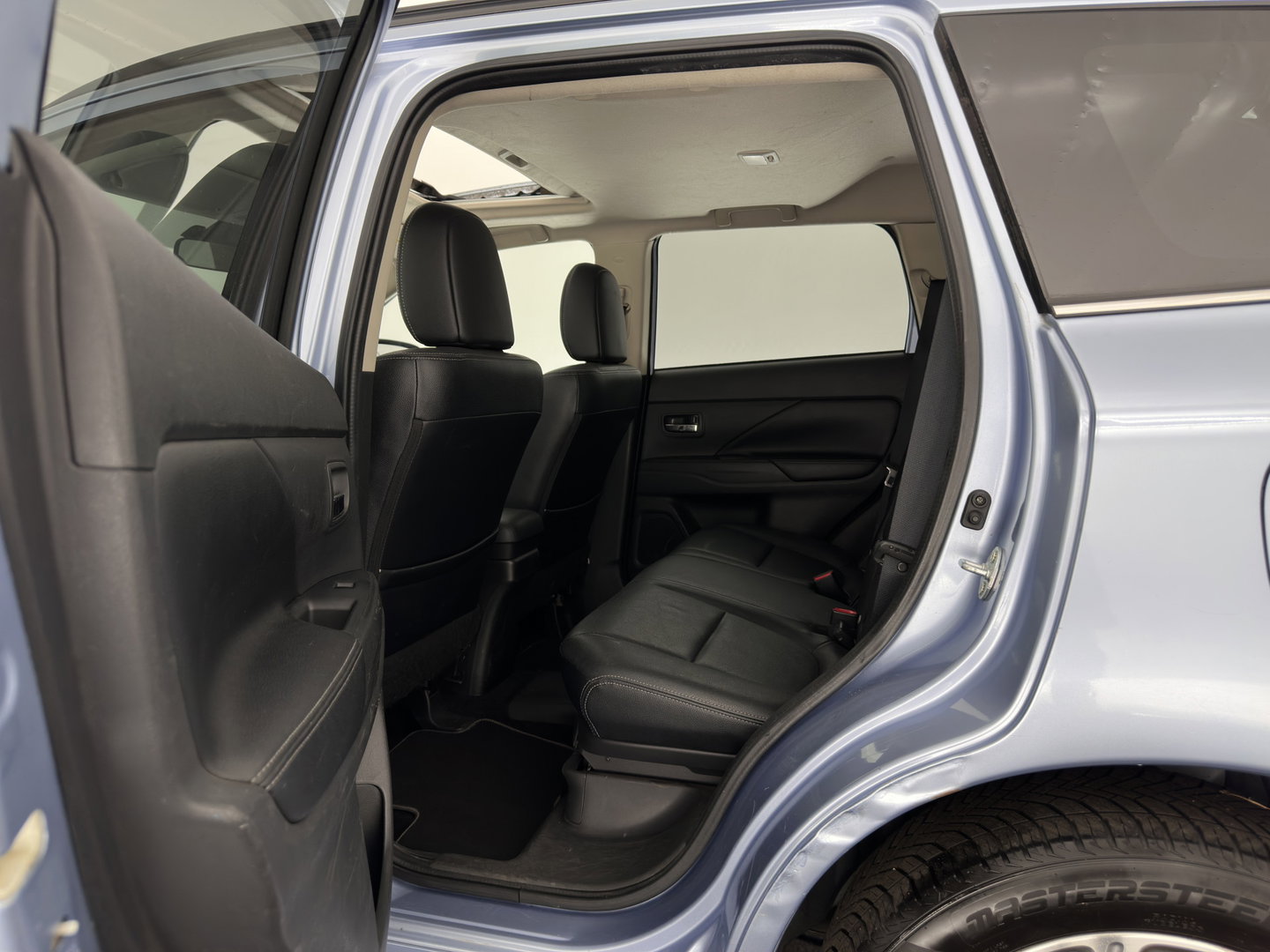 Mitsubishi Outlander 2.0 PHEV instyle Aut. *PANO | LEATHER | XENON | NAVI-FULLMAP | KEYLESS | CAMERA | HEATED-COMFORTSEATS | ECC | SHIFTPADDELS | PDC | CRUISE | DAB | PRIVACY-GLASS | ROCKFORD-AUDIO | LANE-ASSIST | TOWBAR | 18"ALU