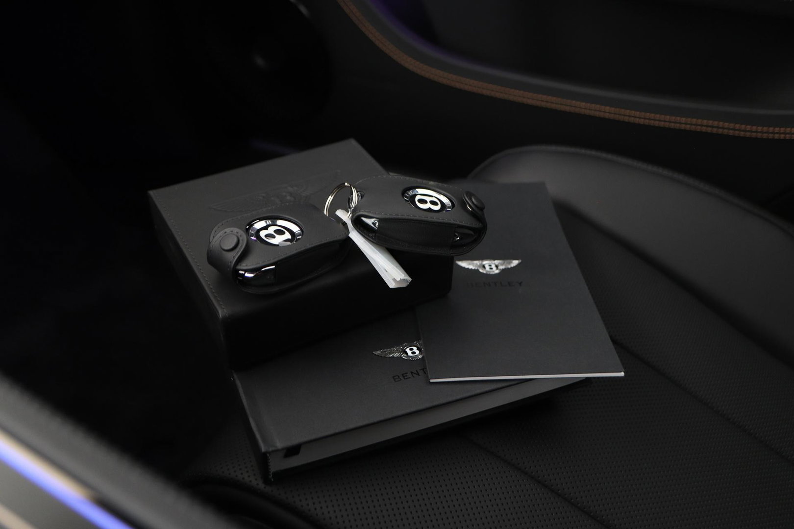 Bentley Continental GT 4.0 V8 Hybrid | Spectre Brown | Carbon Styling Edition | Touring Specification | Rotating Display | Akrapovič Uitlaat | Massage+Ventilatie