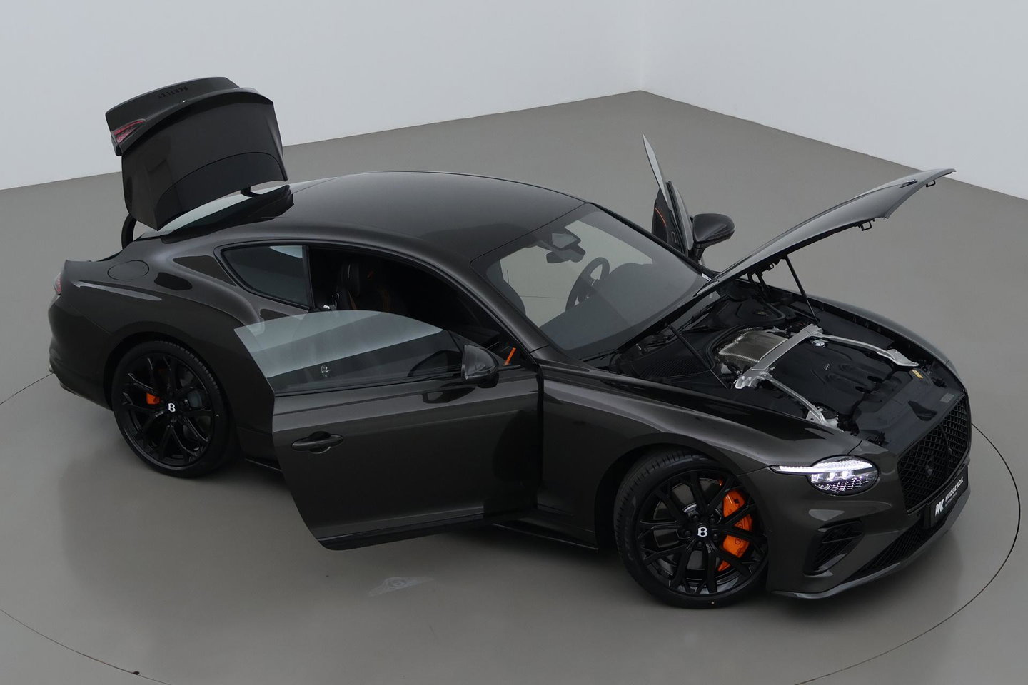 Bentley Continental GT 4.0 V8 Hybrid | Spectre Brown | Carbon Styling Edition | Touring Specification | Rotating Display | Akrapovič Uitlaat | Massage+Ventilatie