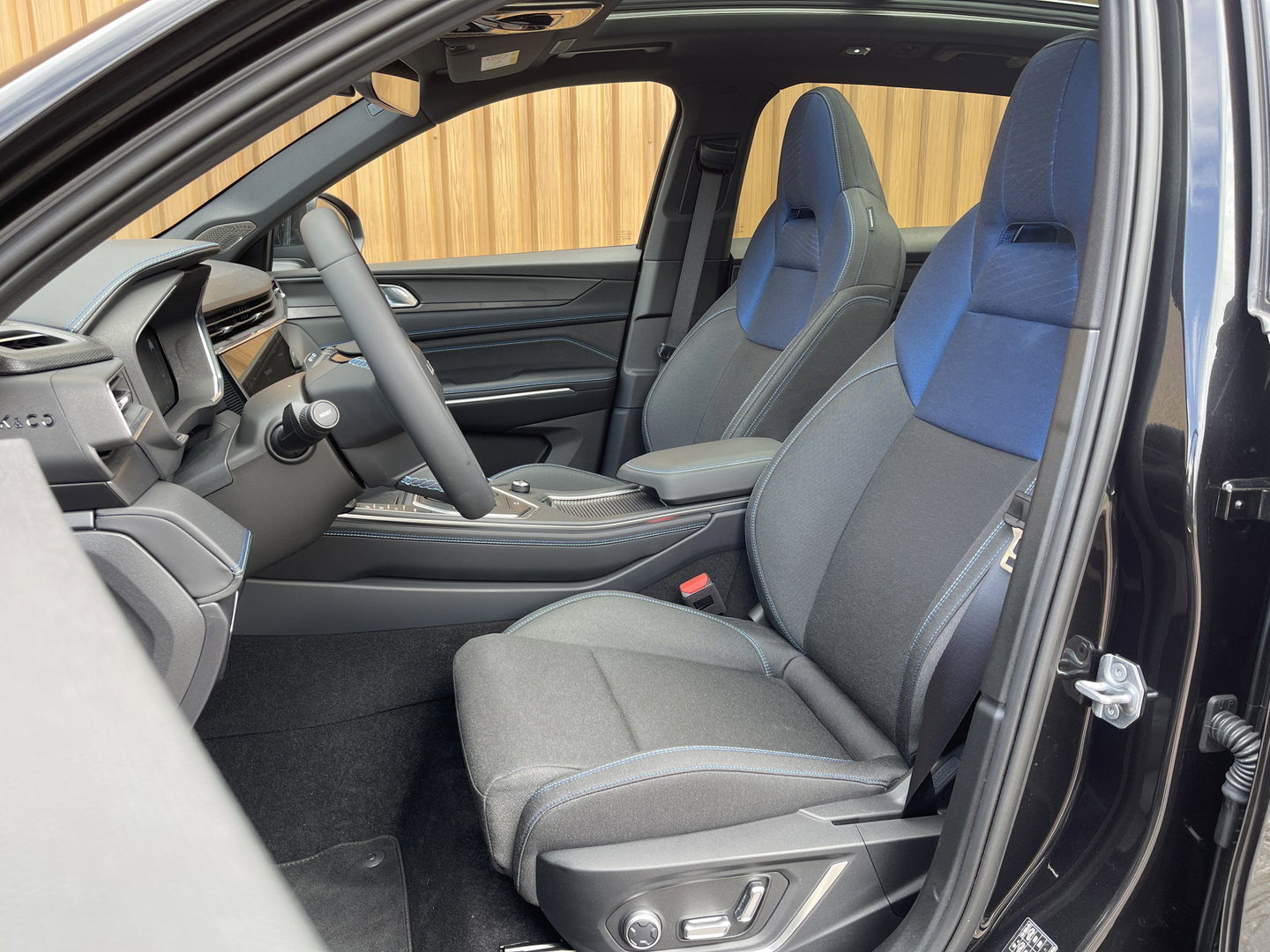 Lynk & Co 01 1.5 | Black Pakket Optioneel | Stuurverwarming | Zwarte hemel | Panoramadak | Adaptive Cruise Control | 360 Camera | Keyless | Elektrische Bestuurdersstoel + Geheugen | Parkeersensoren | Apple Ca
