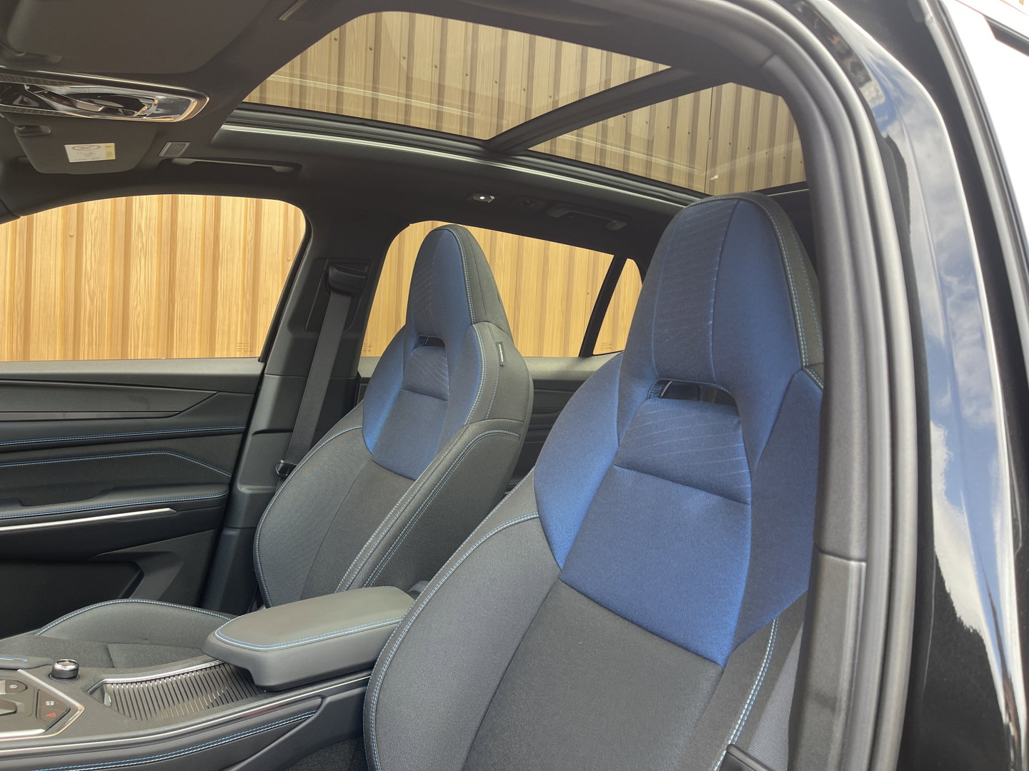 Lynk & Co 01 1.5 | Black Pakket Optioneel | Stuurverwarming | Zwarte hemel | Panoramadak | Adaptive Cruise Control | 360 Camera | Keyless | Elektrische Bestuurdersstoel + Geheugen | Parkeersensoren | Apple Ca