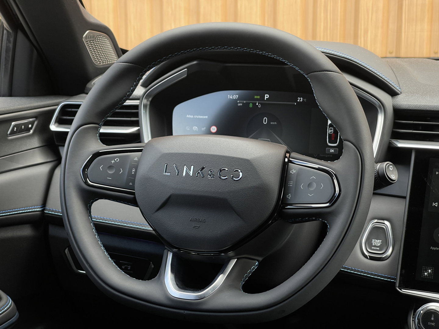 Lynk & Co 01 1.5 | Black Pakket Optioneel | Stuurverwarming | Zwarte hemel | Panoramadak | Adaptive Cruise Control | 360 Camera | Keyless | Elektrische Bestuurdersstoel + Geheugen | Parkeersensoren | Apple Ca
