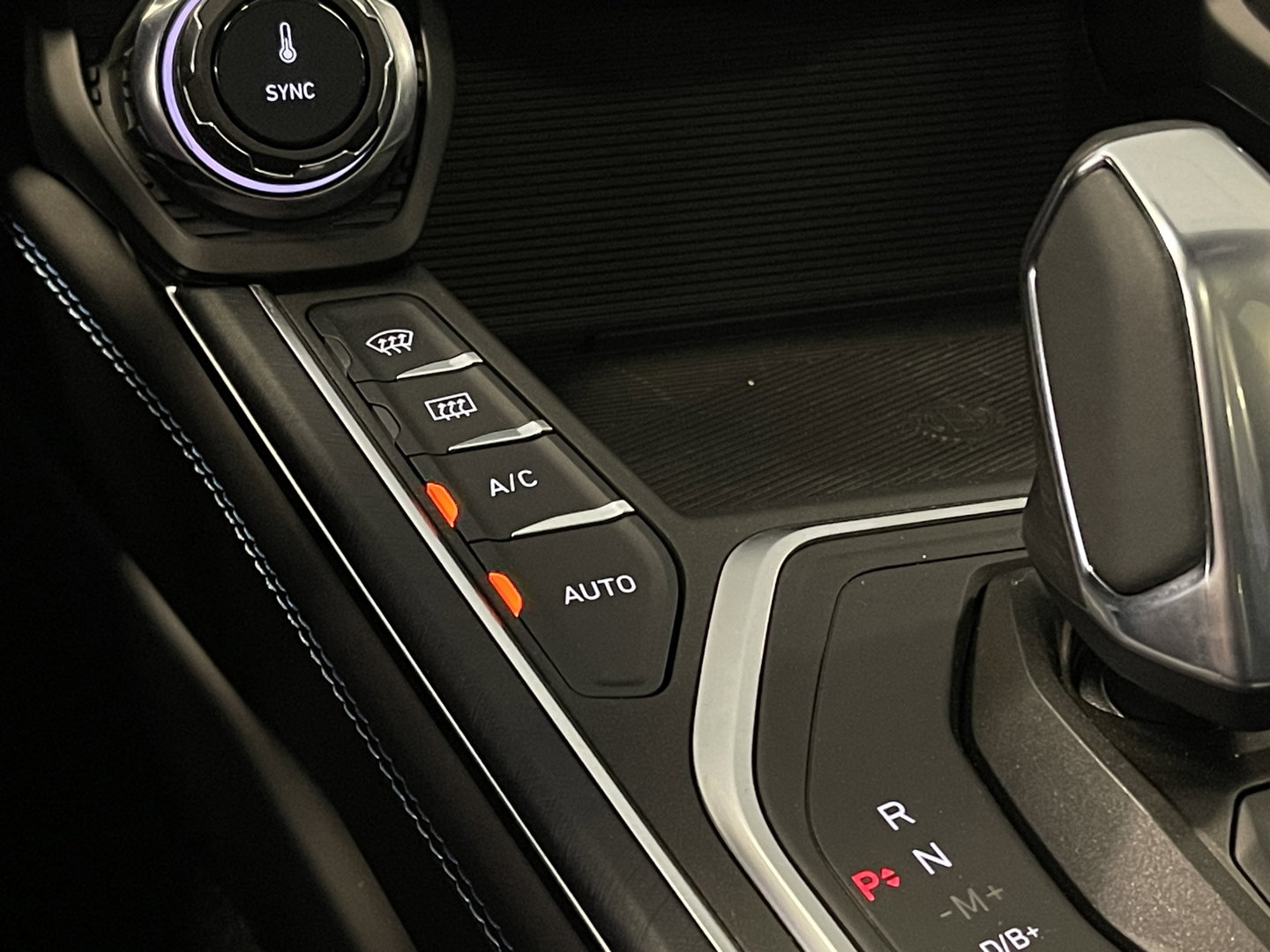 Lynk & Co 01 1.5 | Black Pakket Optioneel | Stuurverwarming | Zwarte hemel | Panoramadak | Adaptive Cruise Control | 360 Camera | Keyless | Elektrische Bestuurdersstoel + Geheugen | Parkeersensoren | Apple Ca