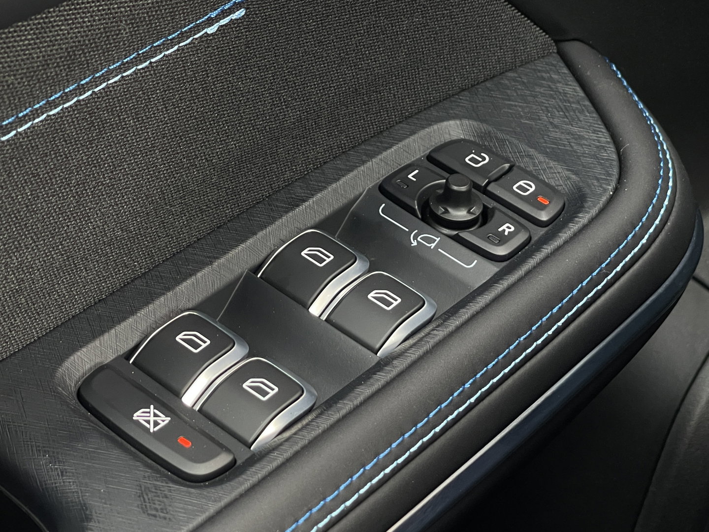 Lynk & Co 01 1.5 | Black Pakket Optioneel | Stuurverwarming | Zwarte hemel | Panoramadak | Adaptive Cruise Control | 360 Camera | Keyless | Elektrische Bestuurdersstoel + Geheugen | Parkeersensoren | Apple Ca