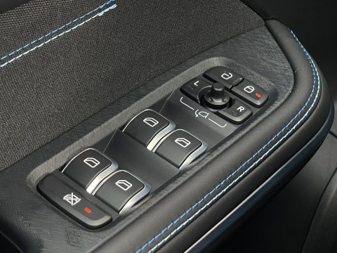 Lynk & Co 01 1.5 | Black Pakket Optioneel | Stuurverwarming | Zwarte hemel | Panoramadak | Adaptive Cruise Control | 360 Camera | Keyless | Elektrische Bestuurdersstoel + Geheugen | Parkeersensoren | Apple Ca