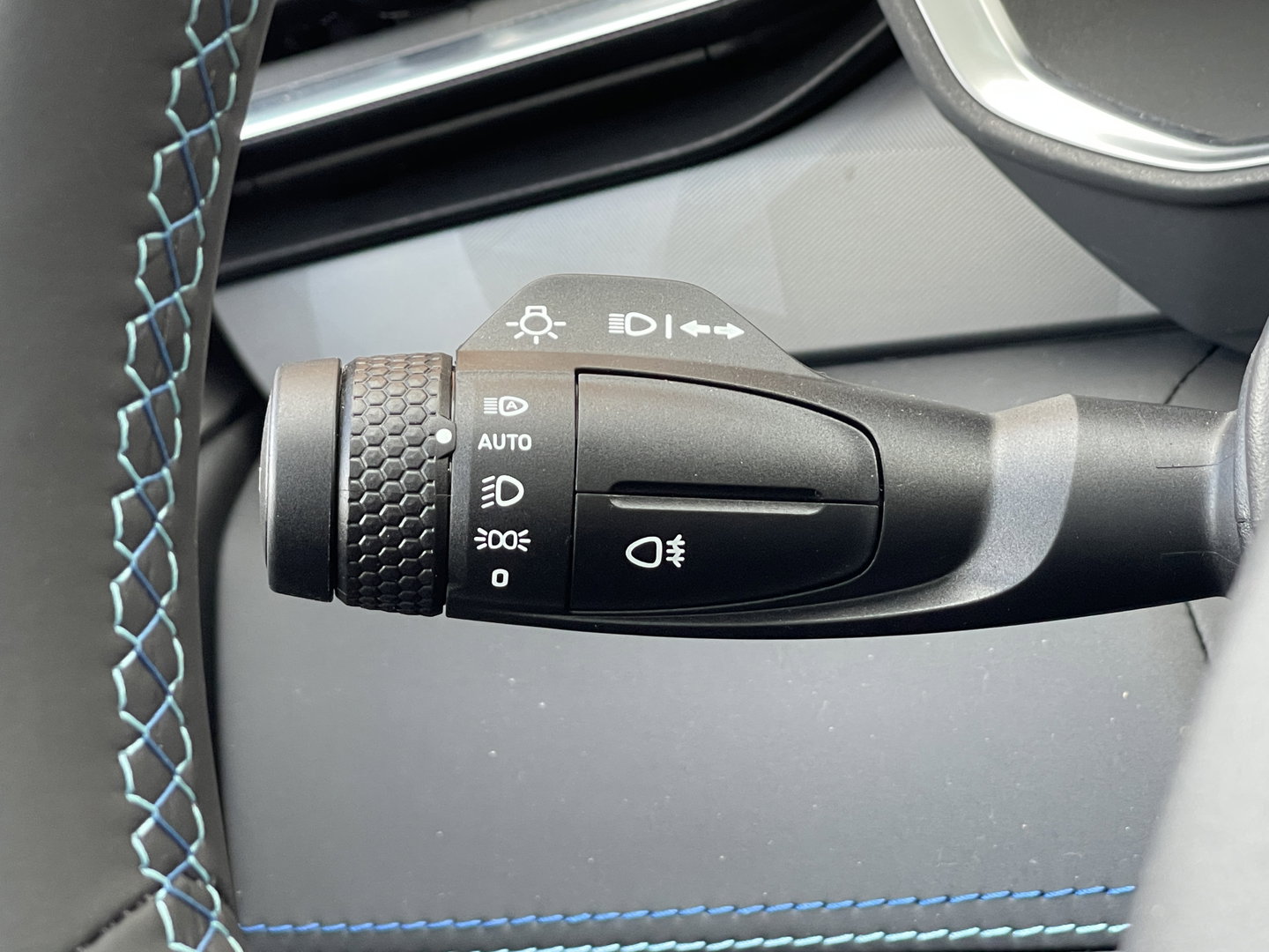 Lynk & Co 01 1.5 | Black Pakket Optioneel | Stuurverwarming | Zwarte hemel | Panoramadak | Adaptive Cruise Control | 360 Camera | Keyless | Elektrische Bestuurdersstoel + Geheugen | Parkeersensoren | Apple Ca