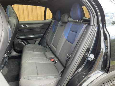 Lynk & Co 01 1.5 | Black Pakket Optioneel | Stuurverwarming | Zwarte hemel | Panoramadak | Adaptive Cruise Control | 360 Camera | Keyless | Elektrische Bestuurdersstoel + Geheugen | Parkeersensoren | Apple Ca