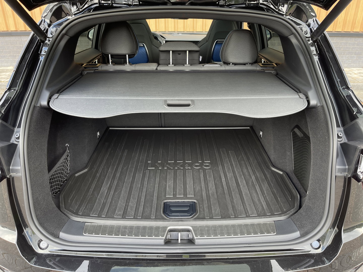 Lynk & Co 01 1.5 | Black Pakket Optioneel | Stuurverwarming | Zwarte hemel | Panoramadak | Adaptive Cruise Control | 360 Camera | Keyless | Elektrische Bestuurdersstoel + Geheugen | Parkeersensoren | Apple Ca