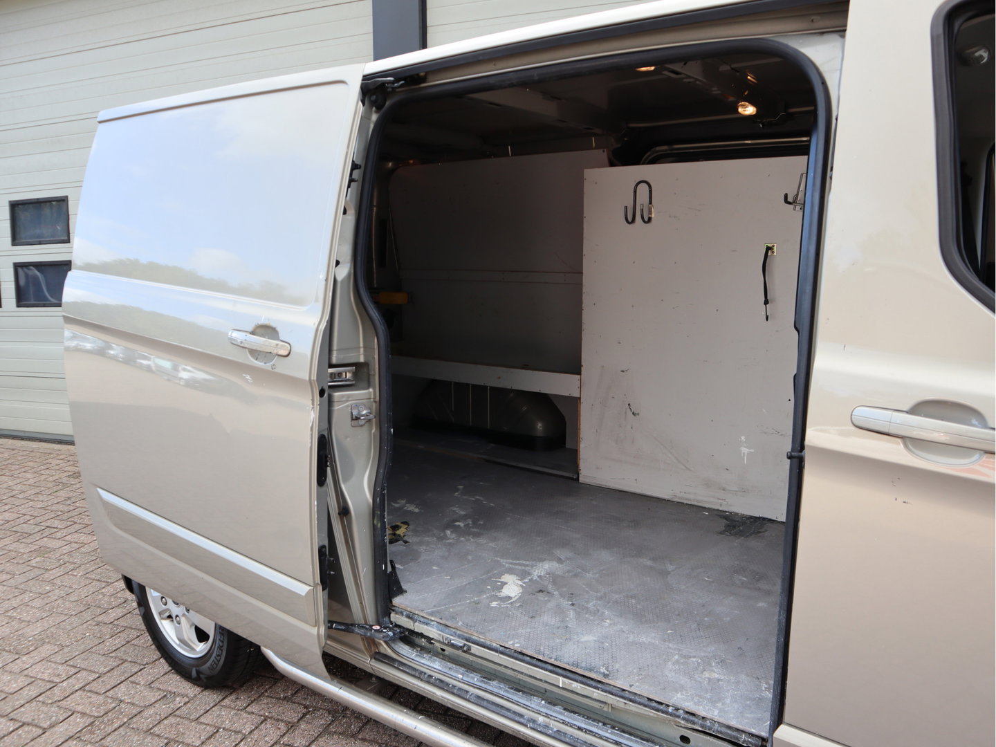 Ford Transit Custom 2.0 TDCI 131pk - L2 Lang - 2x Schuifdeur - Trekhaak - Camera