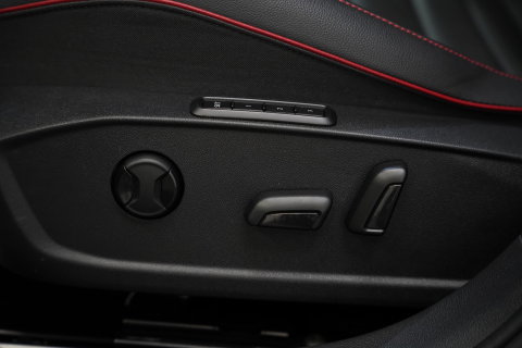 Volkswagen Golf 2.0 TSI GTI Akrapovič Panoramadak Harman&Kardon Sterrenhemel 19''LM