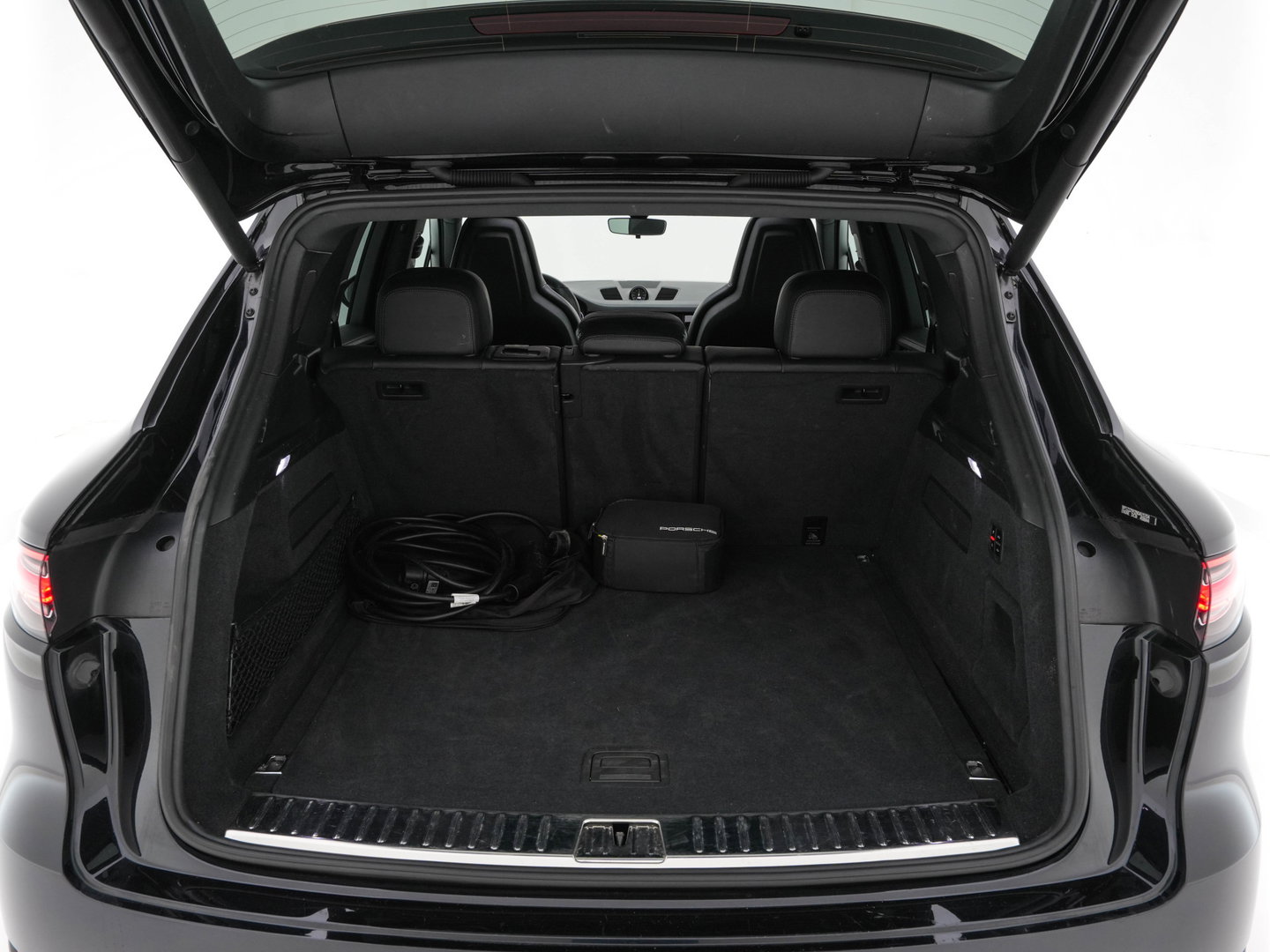 Porsche Cayenne 3.0 E-Hybrid (Plug-in) {SoH-100%} (INCL.BTW) *PANO | LEATHER | FULL-LED | SPORT-CHRONO | MEMORY-PACK | BOSE-SOUND | TOP-VIEW | HEATED-COMFORTSEATS | NAVI-FULLAMP | PRIVACY-GLASS | SHIFT-PADDLES | 22''ALU | TOWBAR*