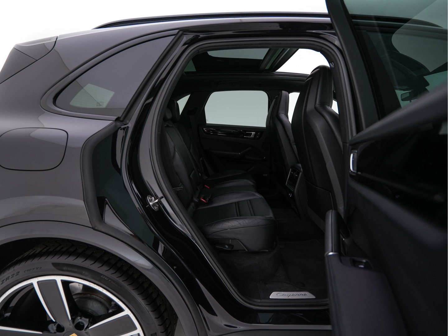 Porsche Cayenne 3.0 E-Hybrid (Plug-in) {SoH-100%} (INCL.BTW) *PANO | LEATHER | FULL-LED | SPORT-CHRONO | MEMORY-PACK | BOSE-SOUND | TOP-VIEW | HEATED-COMFORTSEATS | NAVI-FULLAMP | PRIVACY-GLASS | SHIFT-PADDLES | 22''ALU | TOWBAR*
