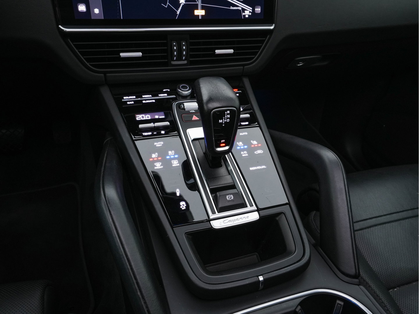 Porsche Cayenne 3.0 E-Hybrid (Plug-in) {SoH-100%} (INCL.BTW) *PANO | LEATHER | FULL-LED | SPORT-CHRONO | MEMORY-PACK | BOSE-SOUND | TOP-VIEW | HEATED-COMFORTSEATS | NAVI-FULLAMP | PRIVACY-GLASS | SHIFT-PADDLES | 22''ALU | TOWBAR*