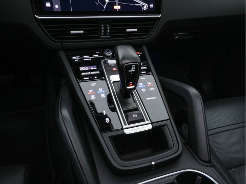 Porsche Cayenne 3.0 E-Hybrid (Plug-in) {SoH-100%} (INCL.BTW) *PANO | LEATHER | FULL-LED | SPORT-CHRONO | MEMORY-PACK | BOSE-SOUND | TOP-VIEW | HEATED-COMFORTSEATS | NAVI-FULLAMP | PRIVACY-GLASS | SHIFT-PADDLES | 22''ALU | TOWBAR*