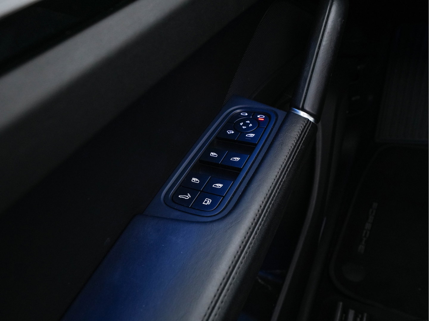 Porsche Cayenne 3.0 E-Hybrid (Plug-in) {SoH-100%} (INCL.BTW) *PANO | LEATHER | FULL-LED | SPORT-CHRONO | MEMORY-PACK | BOSE-SOUND | TOP-VIEW | HEATED-COMFORTSEATS | NAVI-FULLAMP | PRIVACY-GLASS | SHIFT-PADDLES | 22''ALU | TOWBAR*