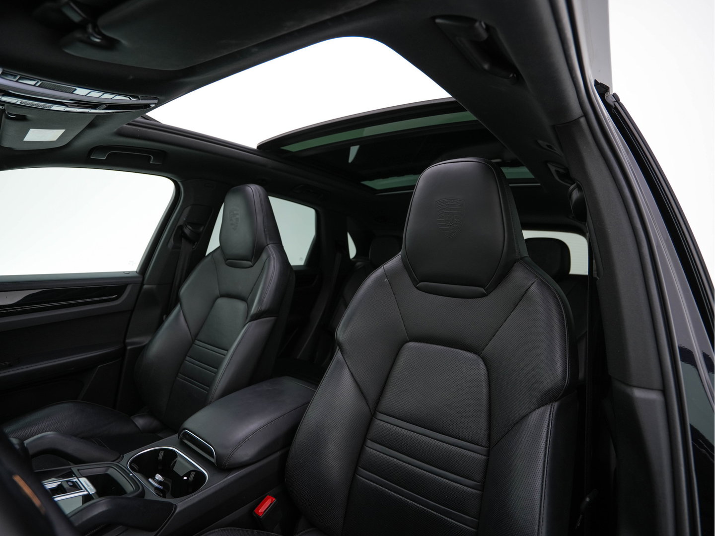 Porsche Cayenne 3.0 E-Hybrid (Plug-in) {SoH-100%} (INCL.BTW) *PANO | LEATHER | FULL-LED | SPORT-CHRONO | MEMORY-PACK | BOSE-SOUND | TOP-VIEW | HEATED-COMFORTSEATS | NAVI-FULLAMP | PRIVACY-GLASS | SHIFT-PADDLES | 22''ALU | TOWBAR*