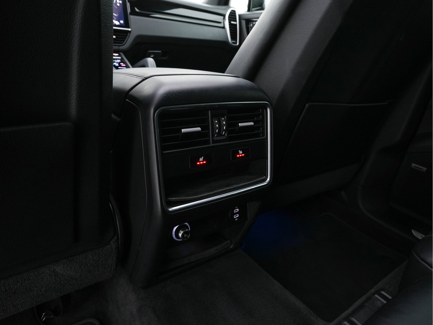 Porsche Cayenne 3.0 E-Hybrid (Plug-in) {SoH-100%} (INCL.BTW) *PANO | LEATHER | FULL-LED | SPORT-CHRONO | MEMORY-PACK | BOSE-SOUND | TOP-VIEW | HEATED-COMFORTSEATS | NAVI-FULLAMP | PRIVACY-GLASS | SHIFT-PADDLES | 22''ALU | TOWBAR*