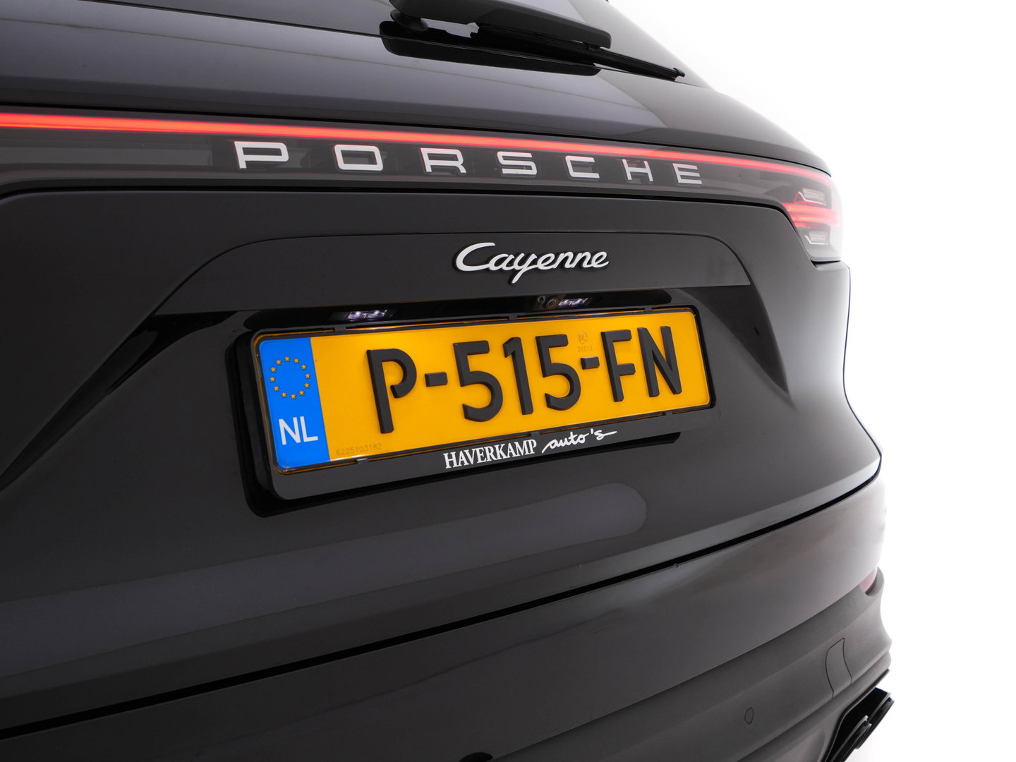 Porsche Cayenne 3.0 E-Hybrid (Plug-in) {SoH-100%} (INCL.BTW) *PANO | LEATHER | FULL-LED | SPORT-CHRONO | MEMORY-PACK | BOSE-SOUND | TOP-VIEW | HEATED-COMFORTSEATS | NAVI-FULLAMP | PRIVACY-GLASS | SHIFT-PADDLES | 22''ALU | TOWBAR*