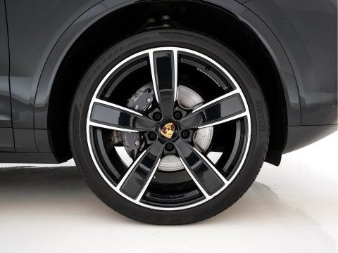 Porsche Cayenne 3.0 E-Hybrid (Plug-in) {SoH-100%} (INCL.BTW) *PANO | LEATHER | FULL-LED | SPORT-CHRONO | MEMORY-PACK | BOSE-SOUND | TOP-VIEW | HEATED-COMFORTSEATS | NAVI-FULLAMP | PRIVACY-GLASS | SHIFT-PADDLES | 22''ALU | TOWBAR*