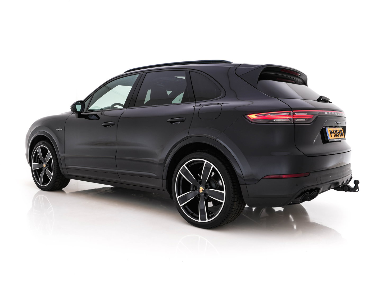 Porsche Cayenne 3.0 E-Hybrid (Plug-in) {SoH-100%} (INCL.BTW) *PANO | LEATHER | FULL-LED | SPORT-CHRONO | MEMORY-PACK | BOSE-SOUND | TOP-VIEW | HEATED-COMFORTSEATS | NAVI-FULLAMP | PRIVACY-GLASS | SHIFT-PADDLES | 22''ALU | TOWBAR*