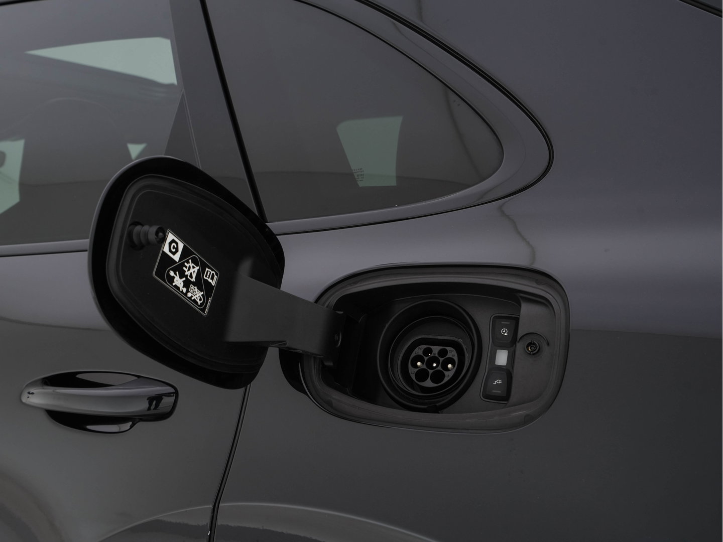Porsche Cayenne 3.0 E-Hybrid (Plug-in) {SoH-100%} (INCL.BTW) *PANO | LEATHER | FULL-LED | SPORT-CHRONO | MEMORY-PACK | BOSE-SOUND | TOP-VIEW | HEATED-COMFORTSEATS | NAVI-FULLAMP | PRIVACY-GLASS | SHIFT-PADDLES | 22''ALU | TOWBAR*