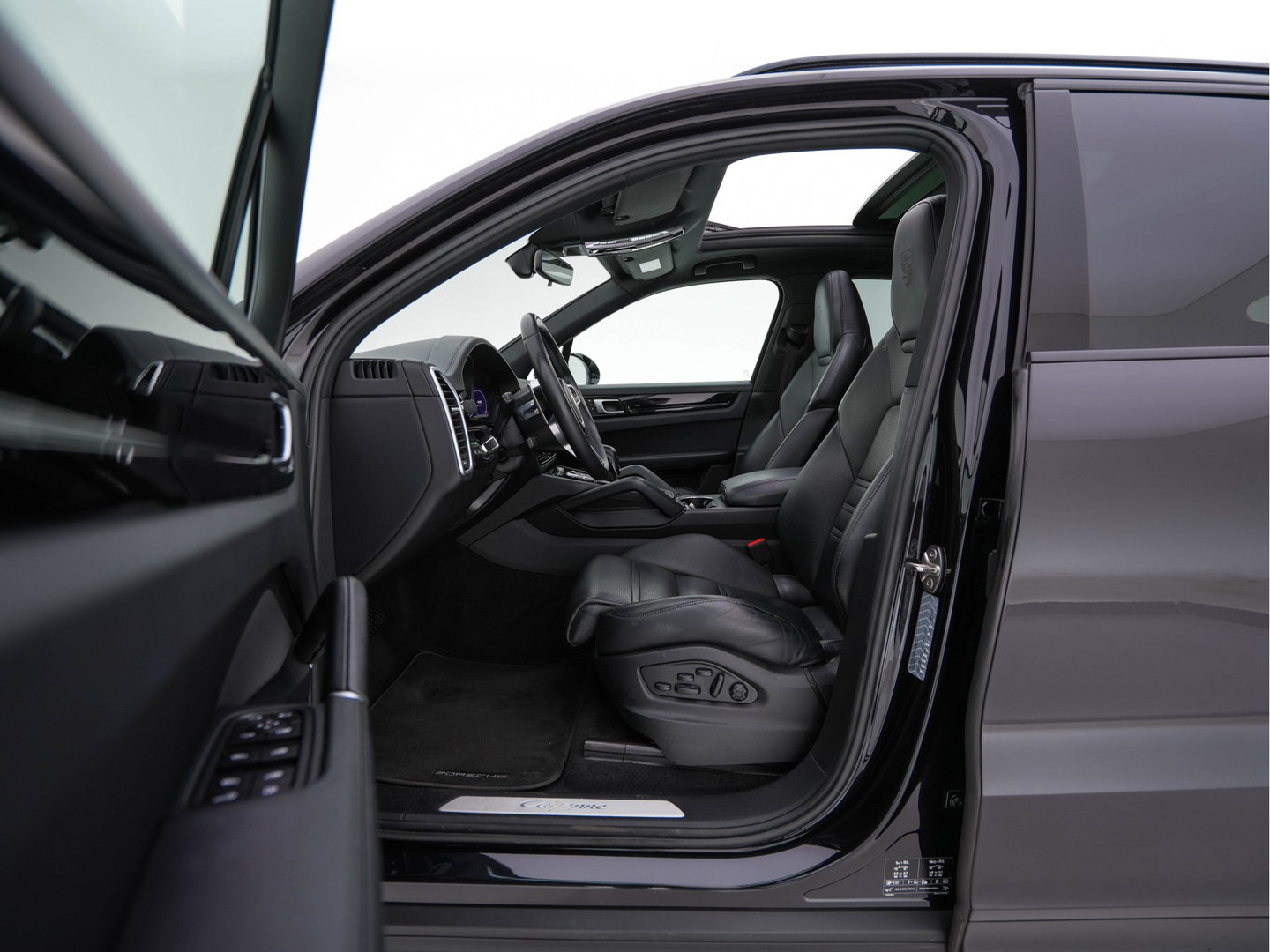 Porsche Cayenne 3.0 E-Hybrid (Plug-in) {SoH-100%} (INCL.BTW) *PANO | LEATHER | FULL-LED | SPORT-CHRONO | MEMORY-PACK | BOSE-SOUND | TOP-VIEW | HEATED-COMFORTSEATS | NAVI-FULLAMP | PRIVACY-GLASS | SHIFT-PADDLES | 22''ALU | TOWBAR*