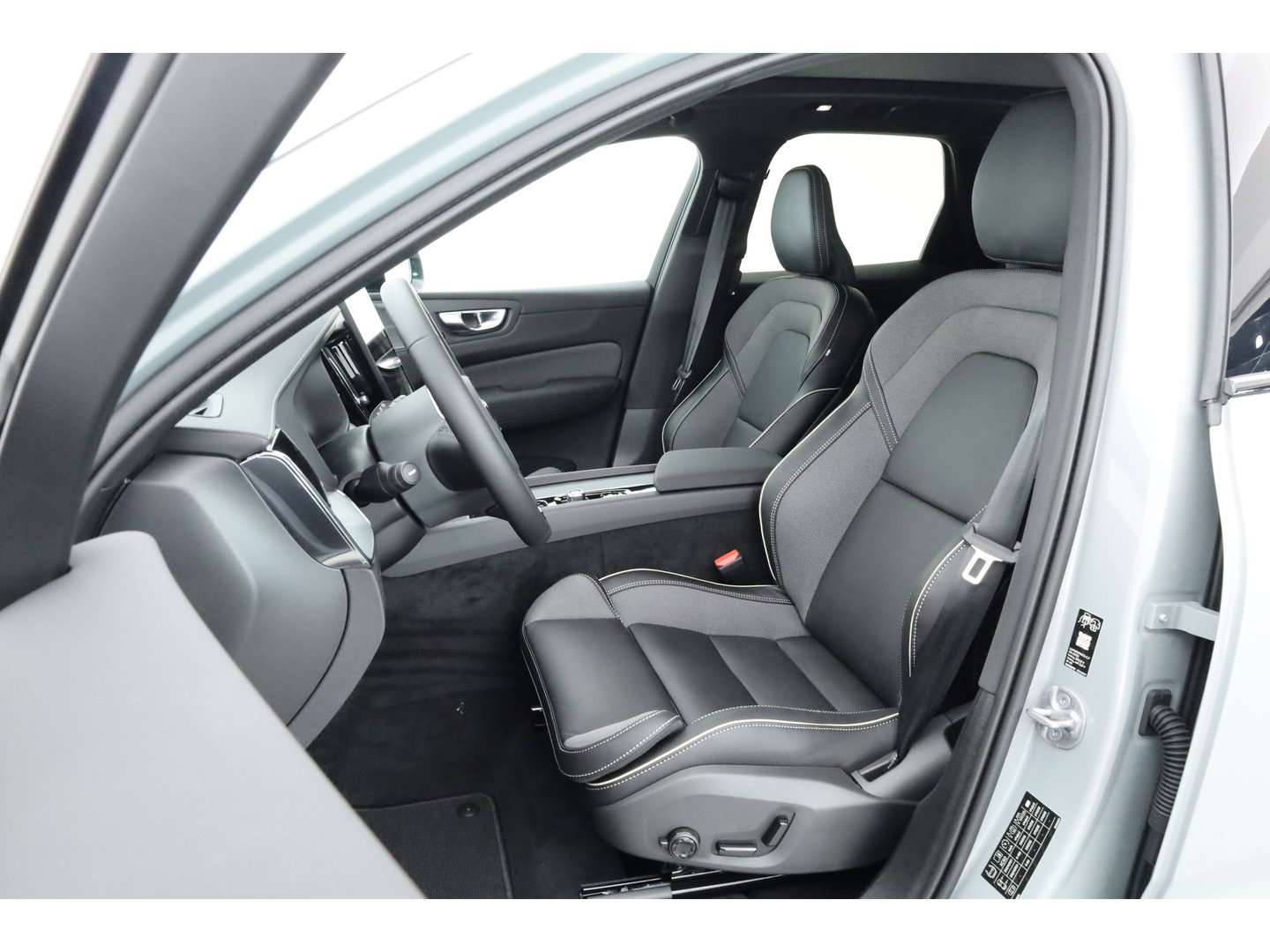 Volvo XC60 2.0 T8 Plug-in hybrid AWD Ultra Black Edition | Facelift 2026 | Pano-dak | H&K Audio | Head up | Gelaagd Glas | Blis | ACC | 360 camera |