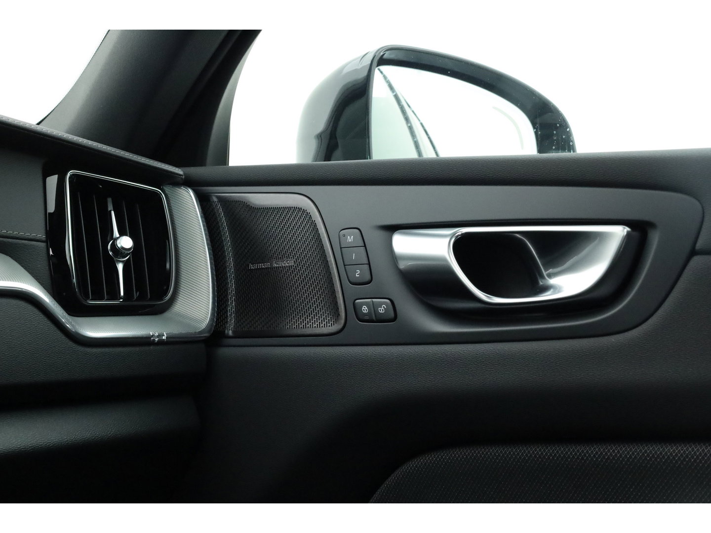 Volvo XC60 2.0 T8 Plug-in hybrid AWD Ultra Black Edition | Facelift 2026 | Pano-dak | H&K Audio | Head up | Gelaagd Glas | Blis | ACC | 360 camera |