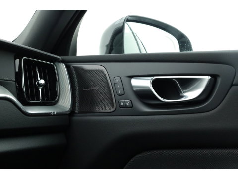 Volvo XC60 2.0 T8 Plug-in hybrid AWD Ultra Black Edition | Facelift 2026 | Pano-dak | H&K Audio | Head up | Gelaagd Glas | Blis | ACC | 360 camera |