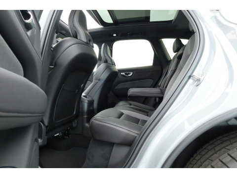 Volvo XC60 2.0 T8 Plug-in hybrid AWD Ultra Black Edition | Facelift 2026 | Pano-dak | H&K Audio | Head up | Gelaagd Glas | Blis | ACC | 360 camera |