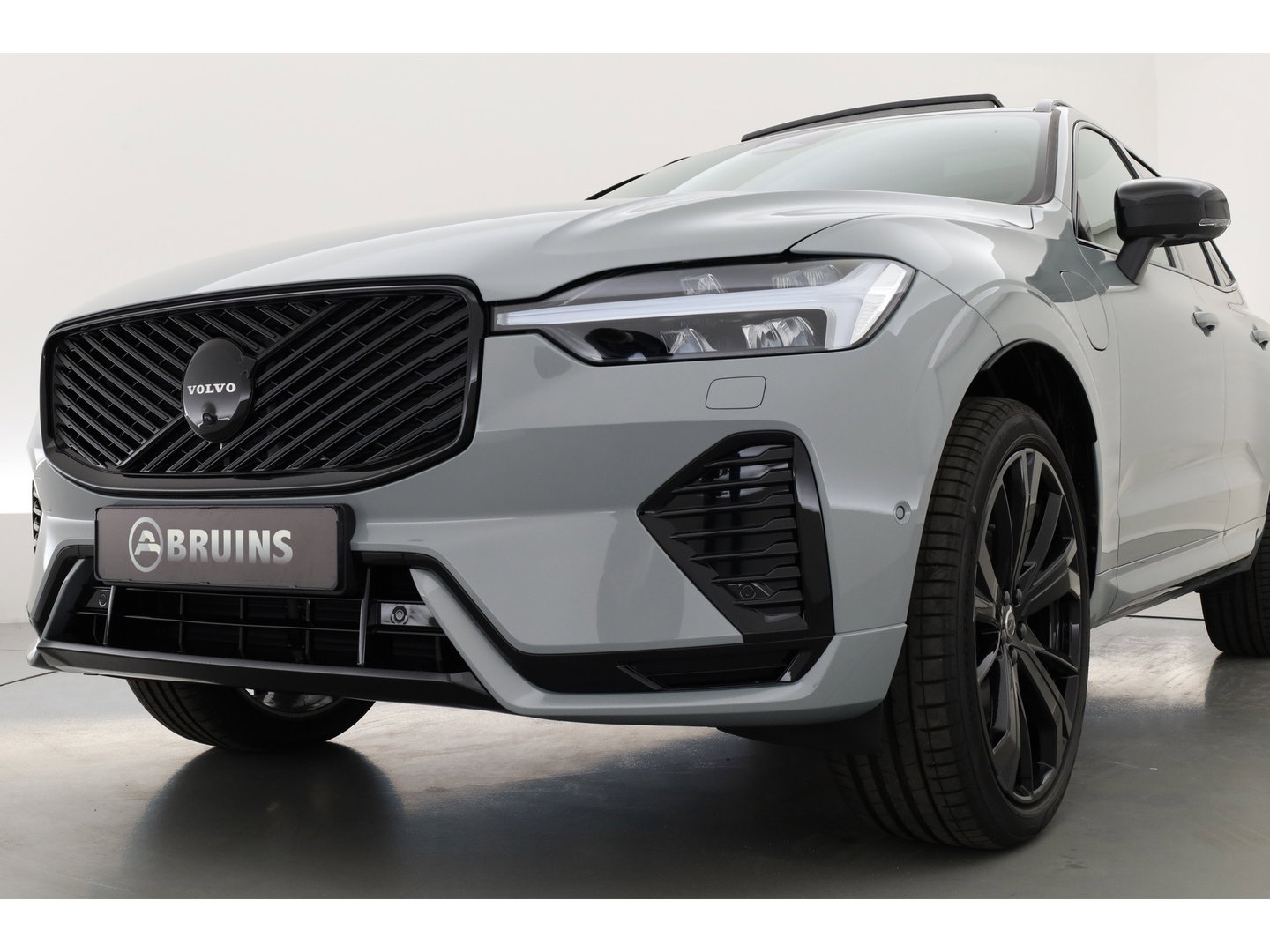 Volvo XC60 2.0 T8 Plug-in hybrid AWD Ultra Black Edition | Facelift 2026 | Pano-dak | H&K Audio | Head up | Gelaagd Glas | Blis | ACC | 360 camera |