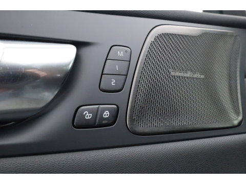 Volvo XC60 2.0 T8 Plug-in hybrid AWD Ultra Black Edition | Facelift 2026 | Pano-dak | H&K Audio | Head up | Gelaagd Glas | Blis | ACC | 360 camera |