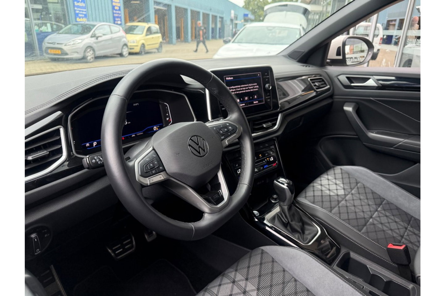 Volkswagen T-Roc 1.5 TSI R-LINE BUSINESS 150PK AUTOMAAT WINTERPACK CARPLAY