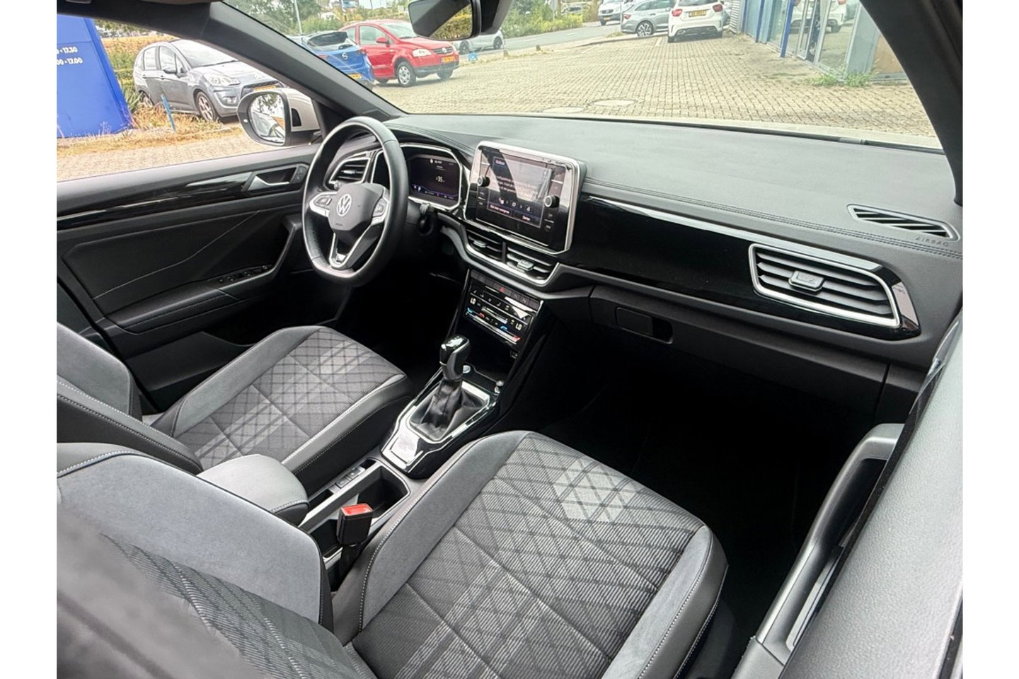 Volkswagen T-Roc 1.5 TSI R-LINE BUSINESS 150PK AUTOMAAT WINTERPACK CARPLAY