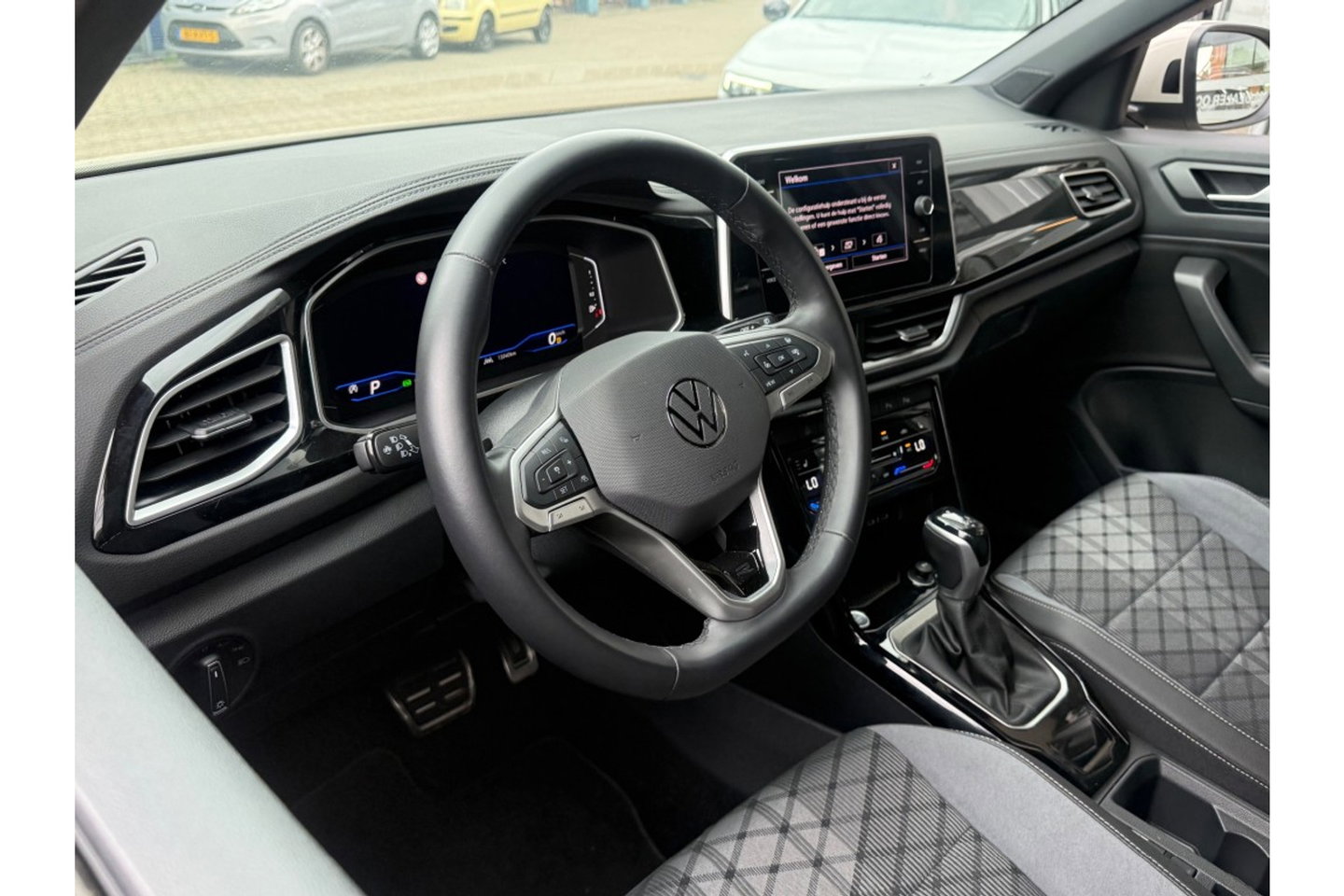 Volkswagen T-Roc 1.5 TSI R-LINE BUSINESS 150PK AUTOMAAT WINTERPACK CARPLAY