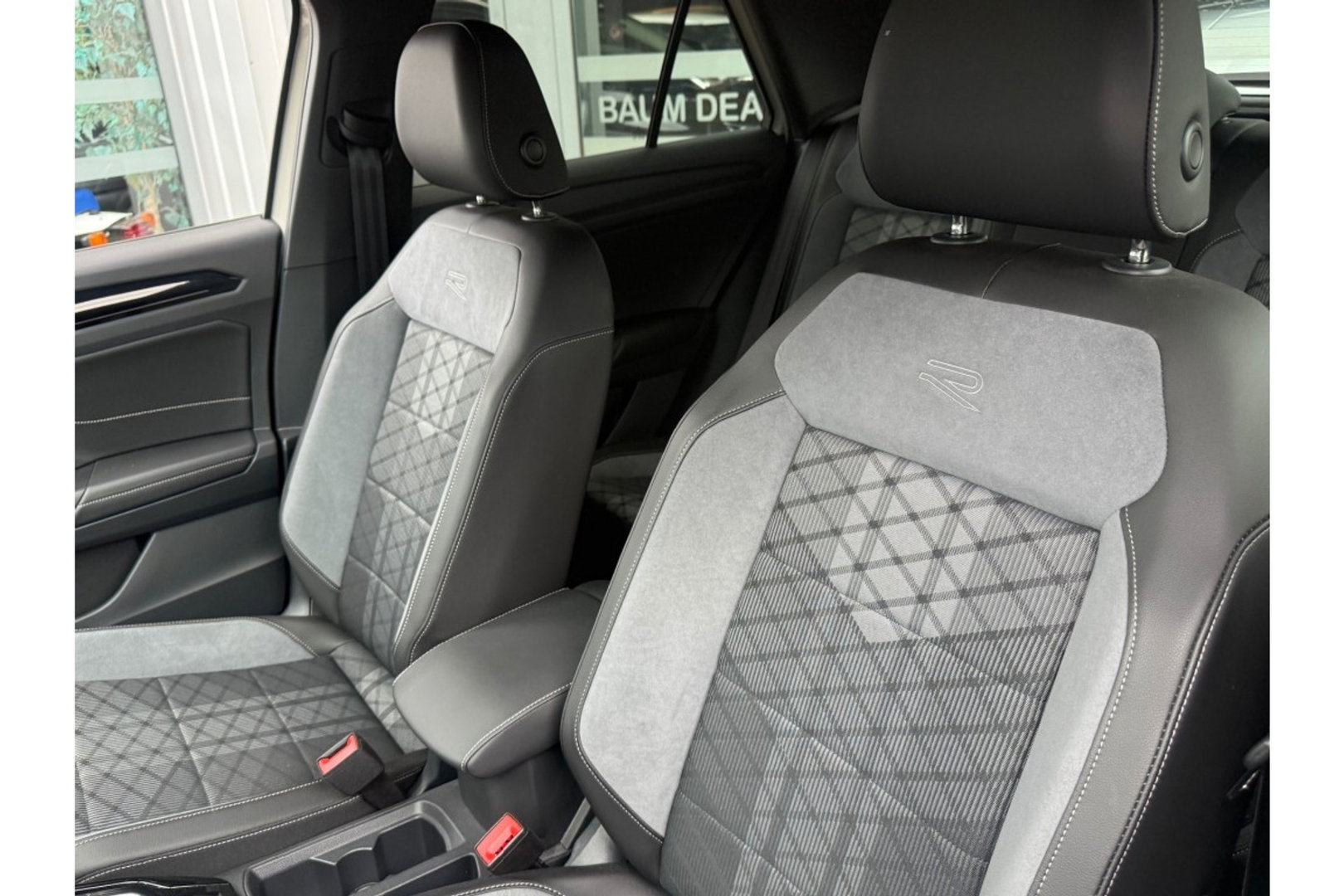 Volkswagen T-Roc 1.5 TSI R-LINE BUSINESS 150PK AUTOMAAT WINTERPACK CARPLAY