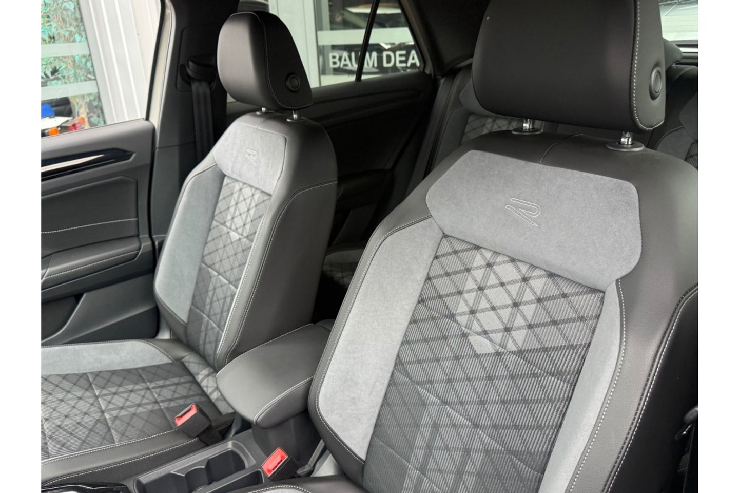 Volkswagen T-Roc 1.5 TSI R-LINE BUSINESS 150PK AUTOMAAT WINTERPACK CARPLAY