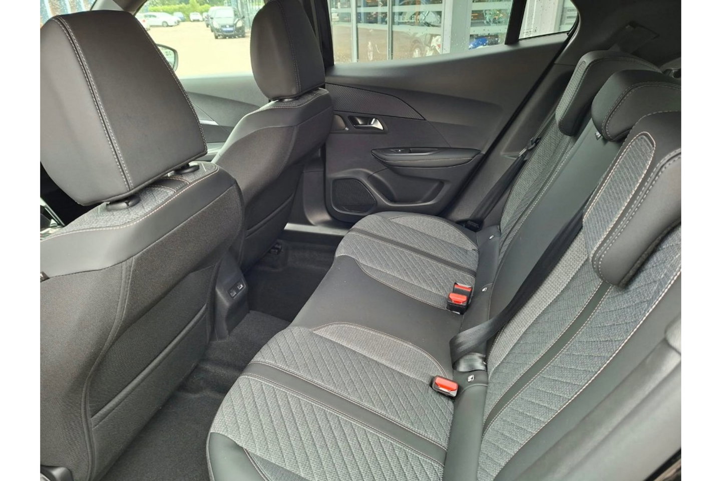 Peugeot 2008 1.2 PURETECH ALLUREPACK AUTOMAAT 130PK AIRCO NAVI CLIMA PDC-CAMERA