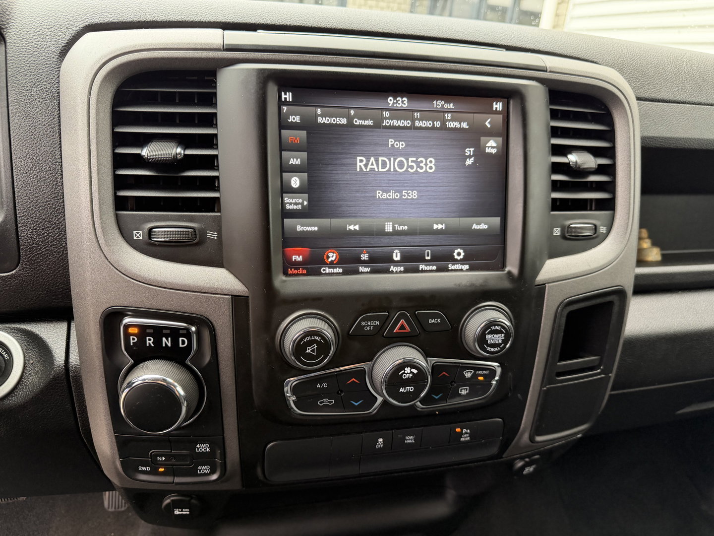 Dodge Ram Pick-Up 1500 CLASSIC 4x4 / Prins LPG / luchtvering achter / trekhaak 3500 kg / 5 persoons / lease vanaf € 619 / cruise en climate control / navigatie / vaste prijs rijklaar € 37.750 ex btw