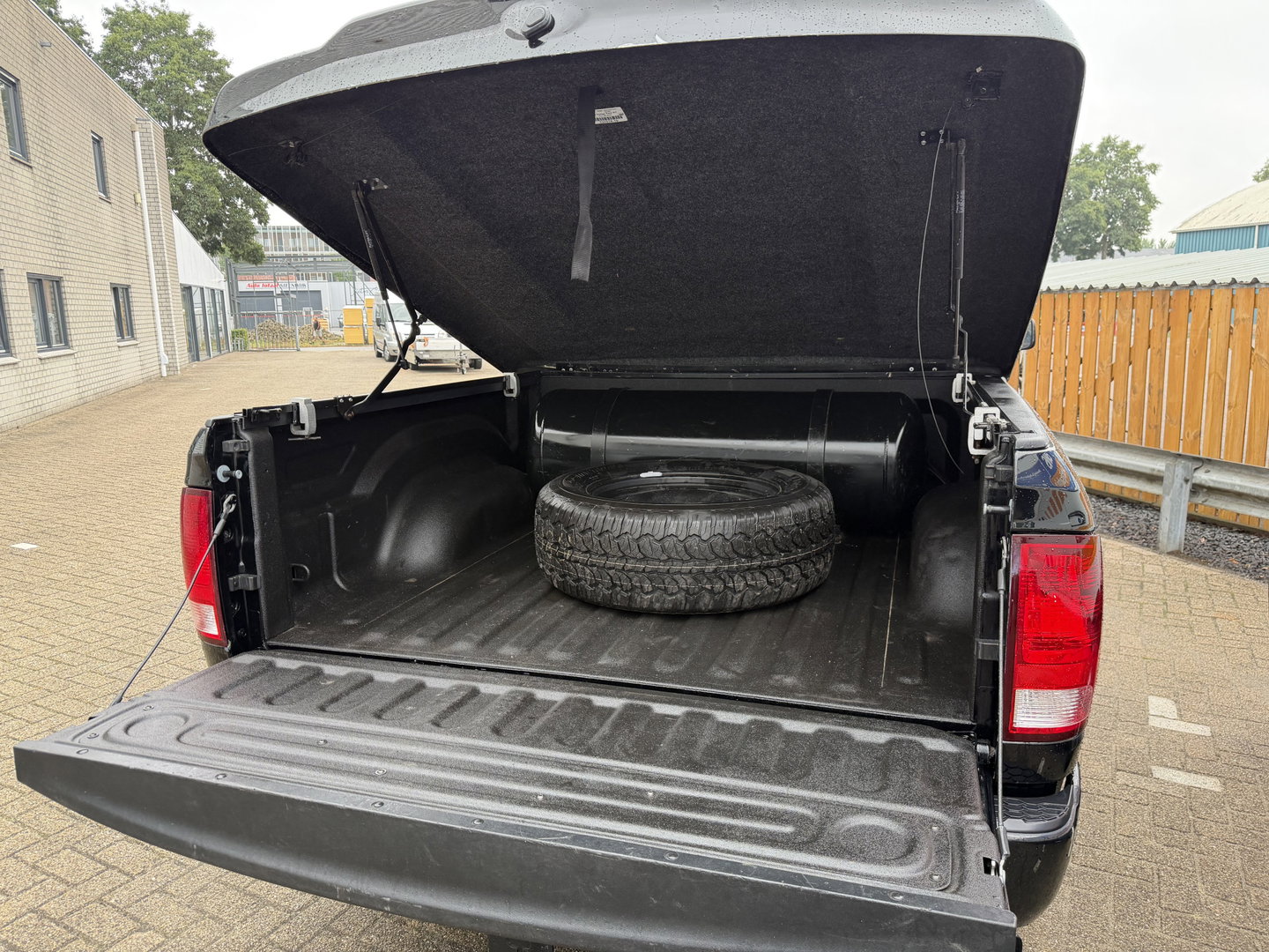 Dodge Ram Pick-Up 1500 CLASSIC 4x4 / Prins LPG / luchtvering achter / trekhaak 3500 kg / 5 persoons / lease vanaf € 619 / cruise en climate control / navigatie / vaste prijs rijklaar € 37.750 ex btw